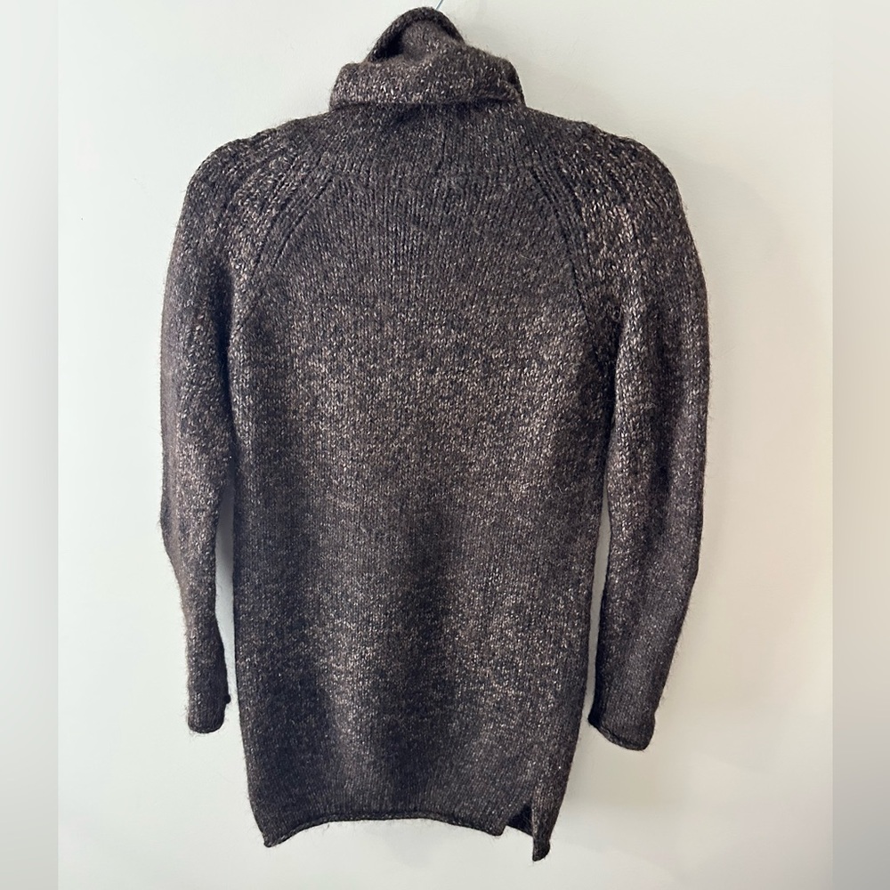 🌟 **Wilfred Silk and Cashmere Turtle Neck Sweater for Sale!** 🌟 - Picture 2 of 5